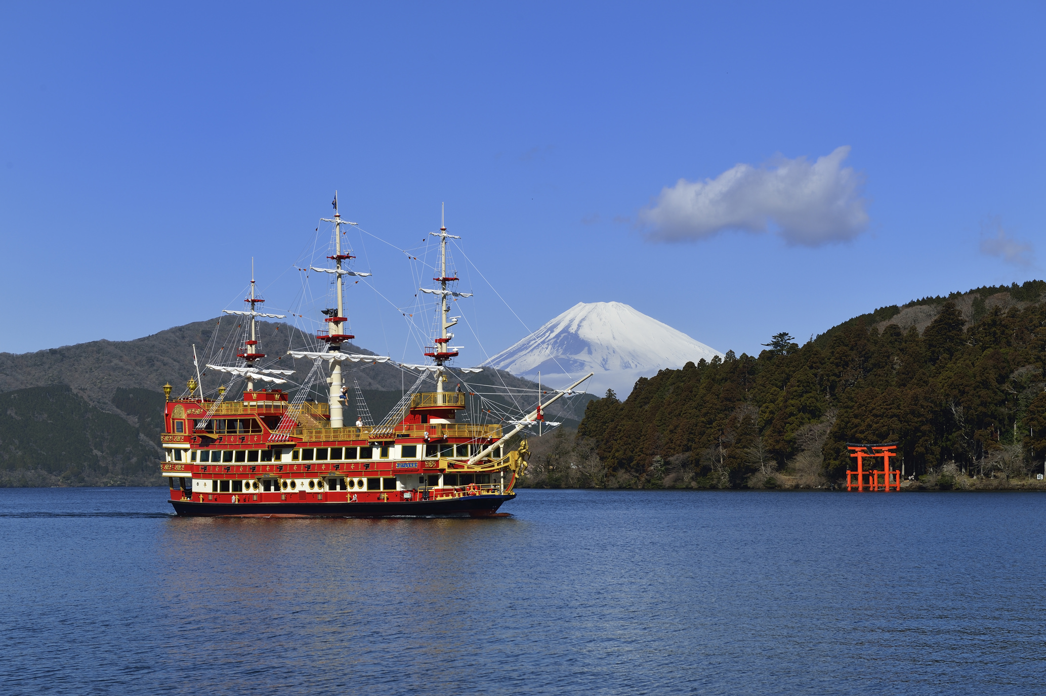 箱根温泉 年末年始の観光スポット第1位　雪化粧をした富士山